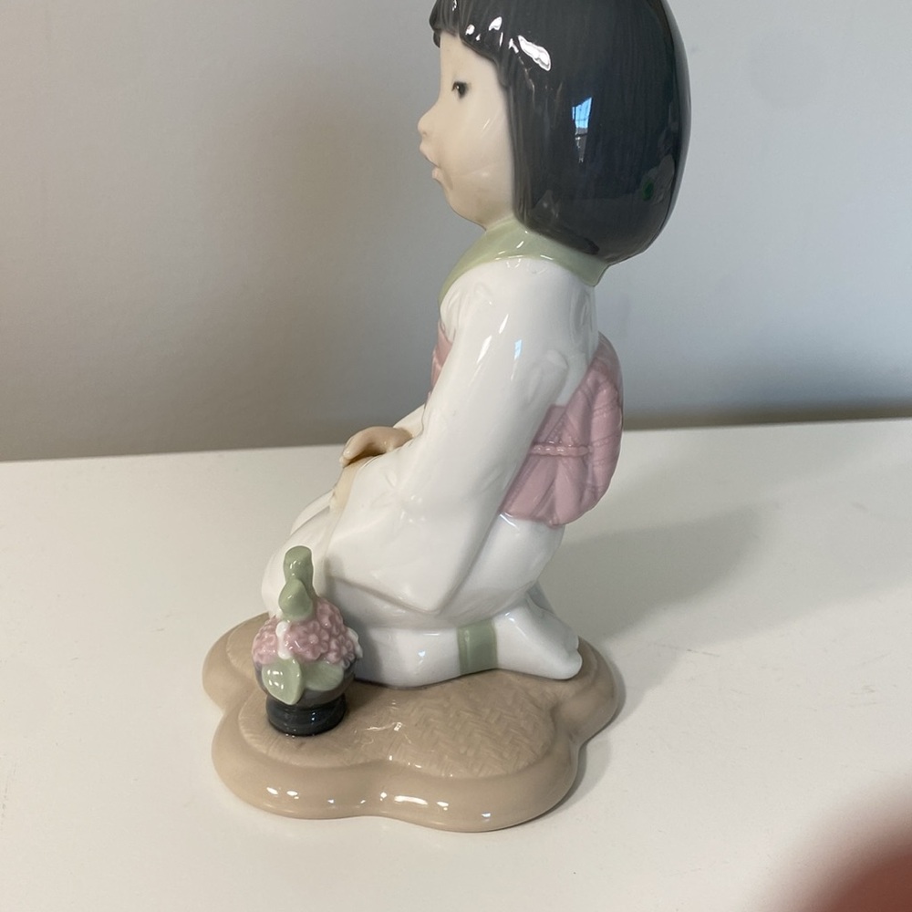 FLASH SALE! Golden Memories (Lladro) figurine. Oriental  girl kneeling. Handmade - Picture 4 of 6